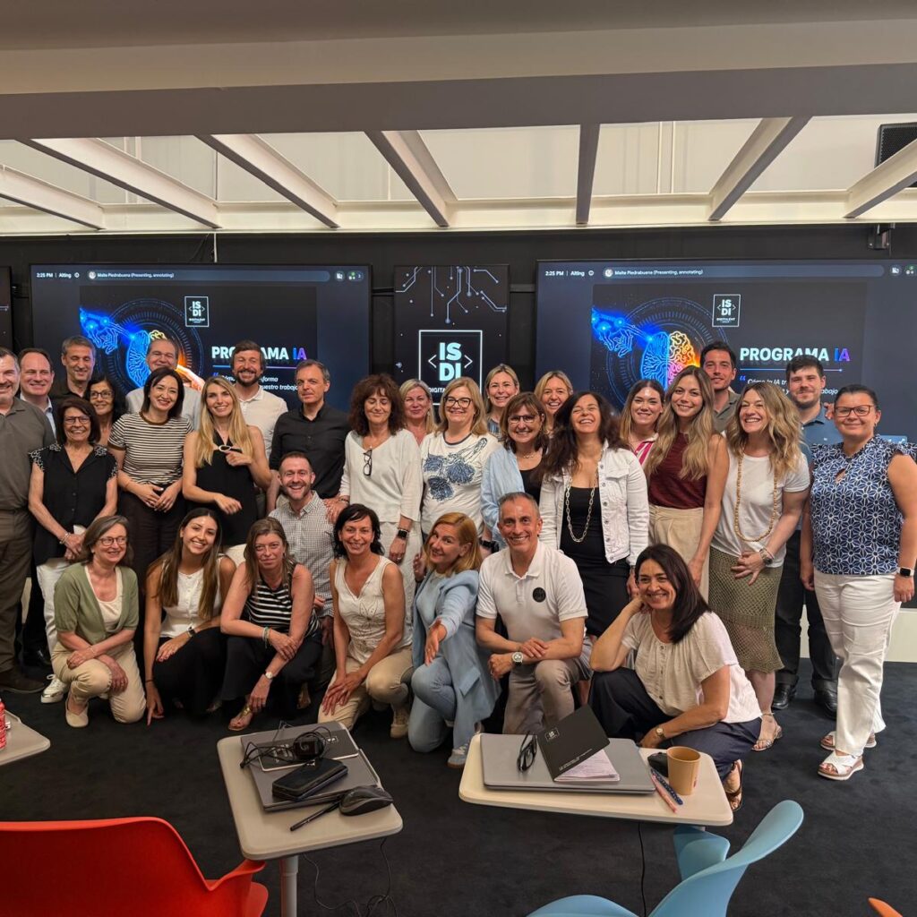 Equipo de Alting durante la primera sesión del programa de formación en inteligencia artificial generativa con ISDI, en una sala de formación con pantallas al fondo.